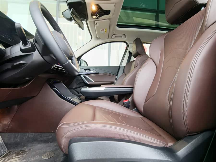 BMW iX1 2025 صورة سيارة #16