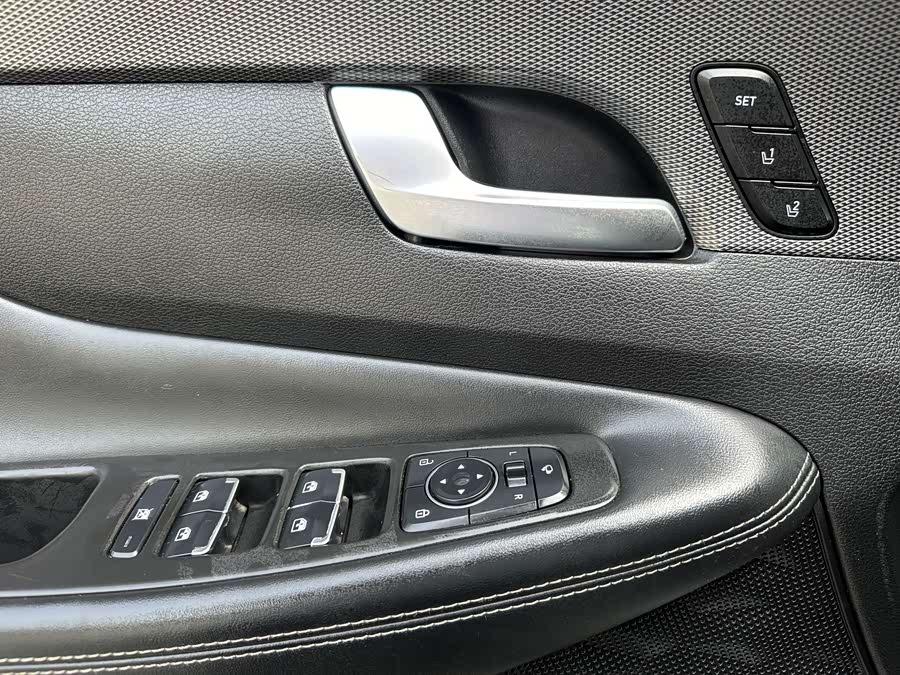 Hyundai Santa Fe 2020 car image #16