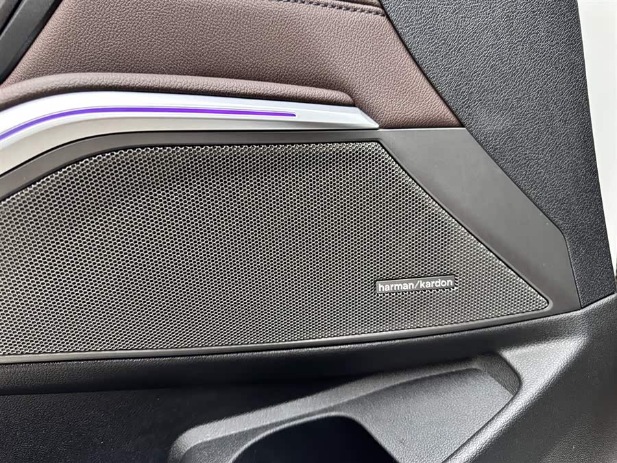 BMW 3 Series 2019 car image #16