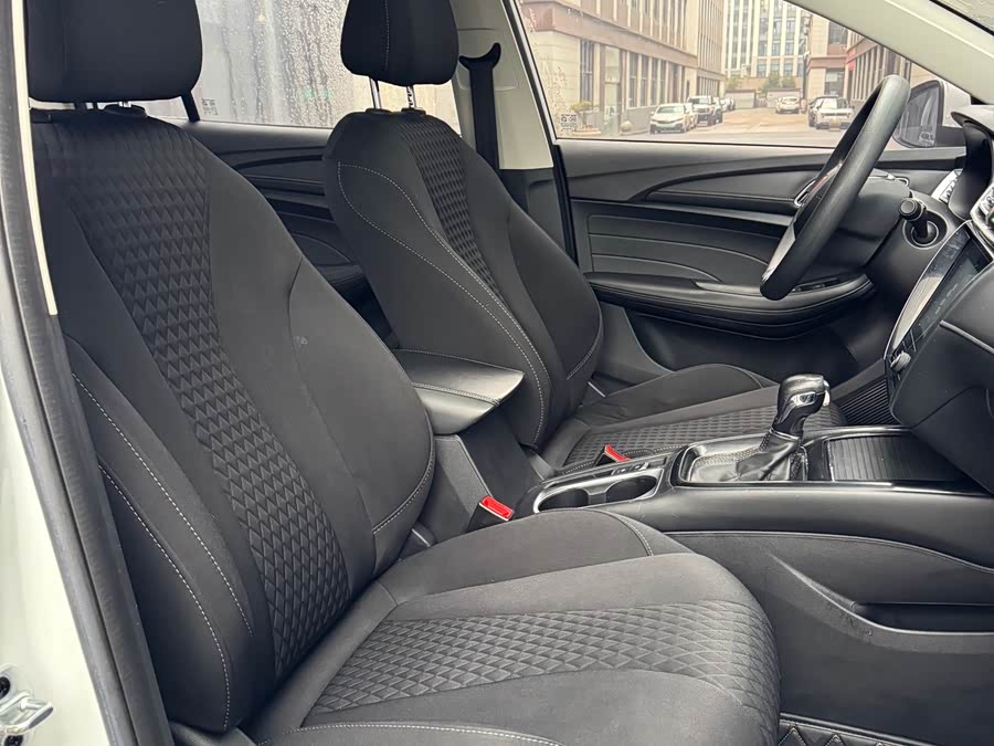 Roewe i5 2019 car image #16