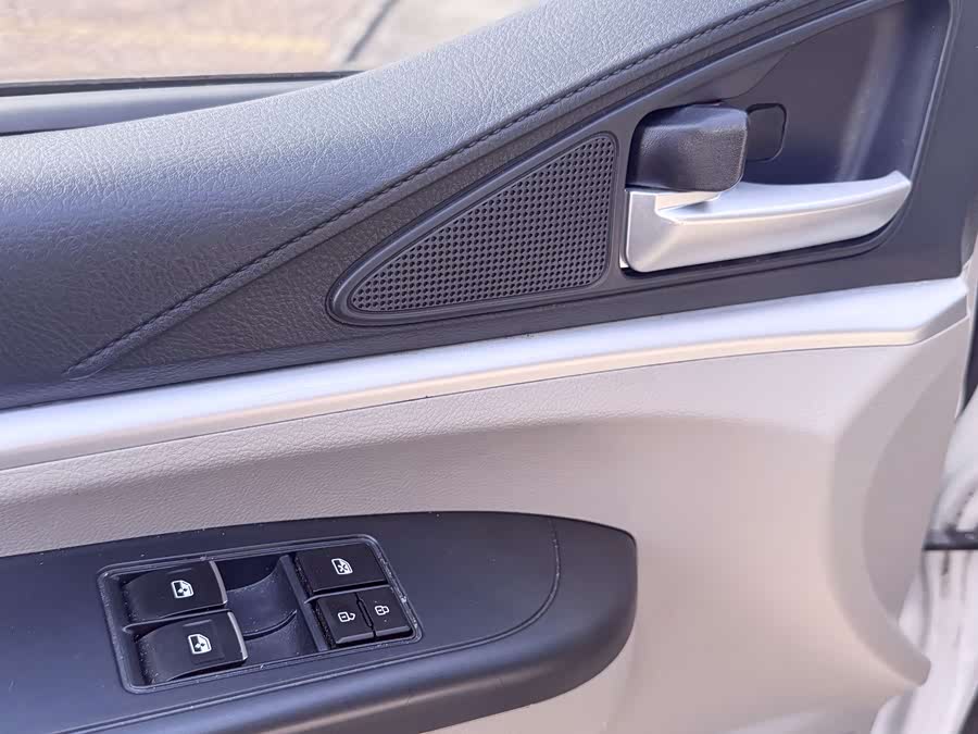 Forthing Lingzhi EV 2020 #16 Forthing Lingzhi EV 2020 car image #16