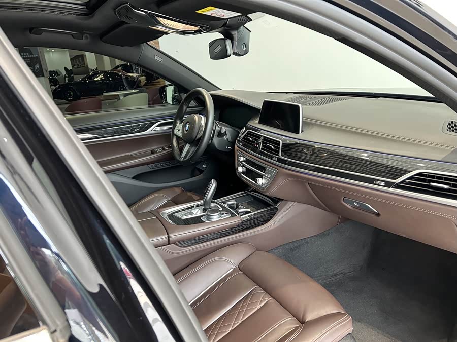 BMW 7 Series 2021 car image #16