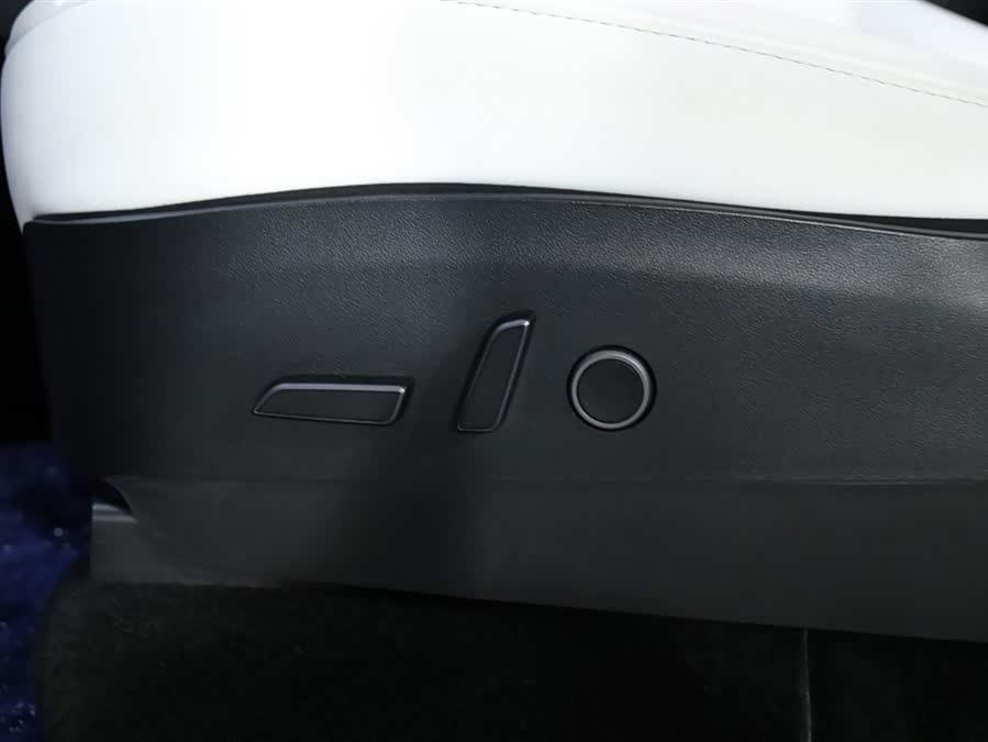 Tesla Model Y 2023 car image #16