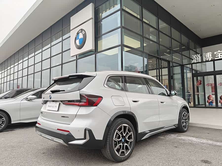 BMW iX1 2025 car image #16