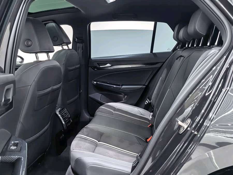 Volkswagen Golf 2024 car image #16