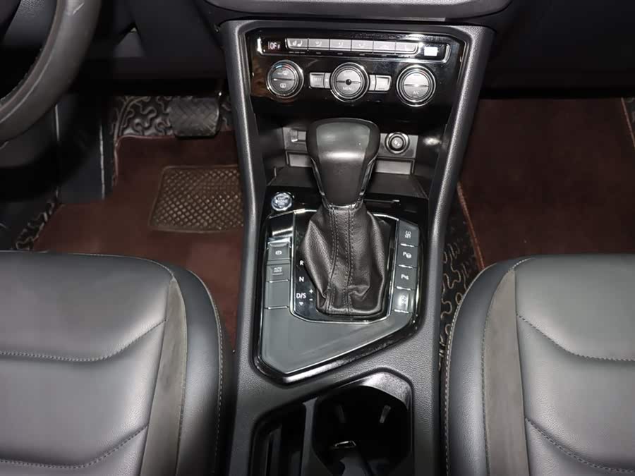 Volkswagen Tiguan L 2020 car image #16