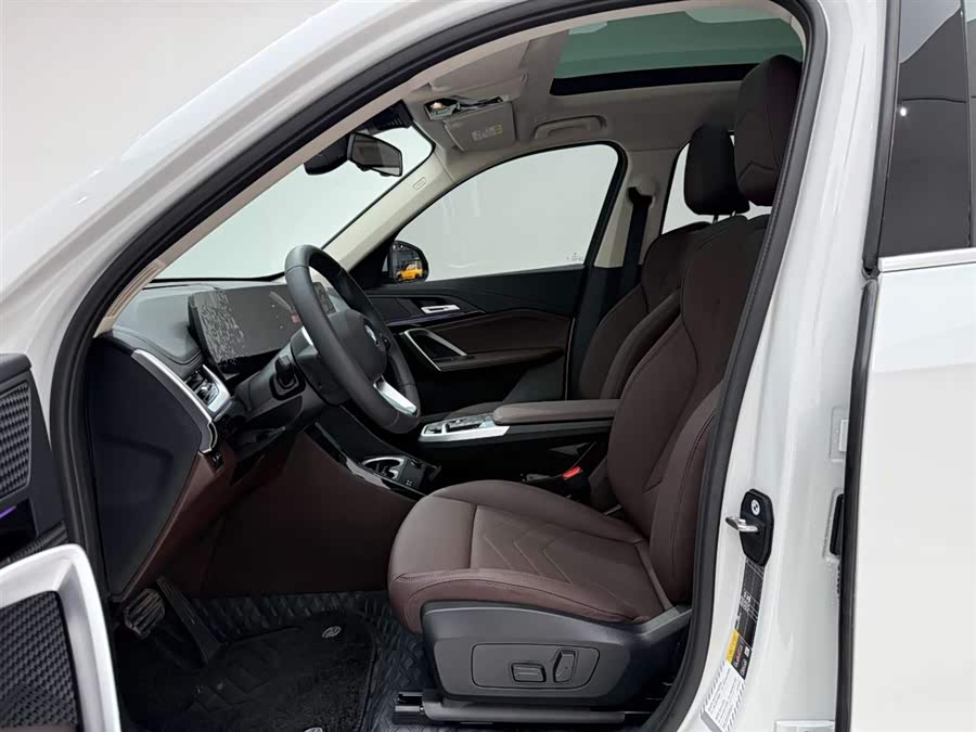 BMW iX1 2025 صورة سيارة #16