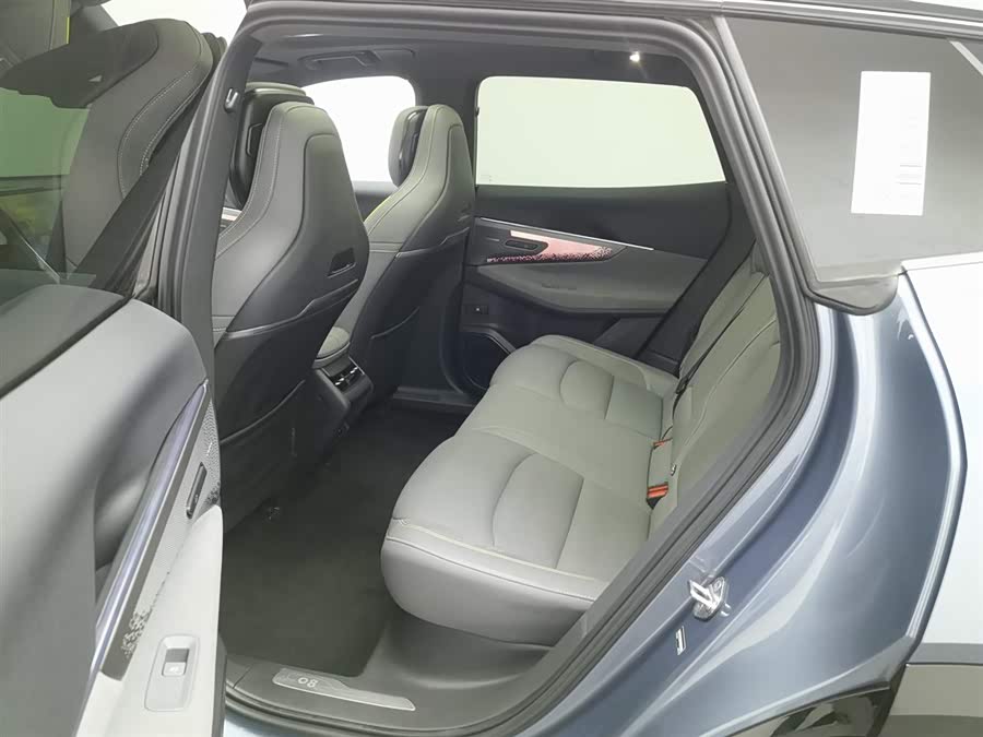 Lynk & Co 08 EM-P 2024 car image #16
