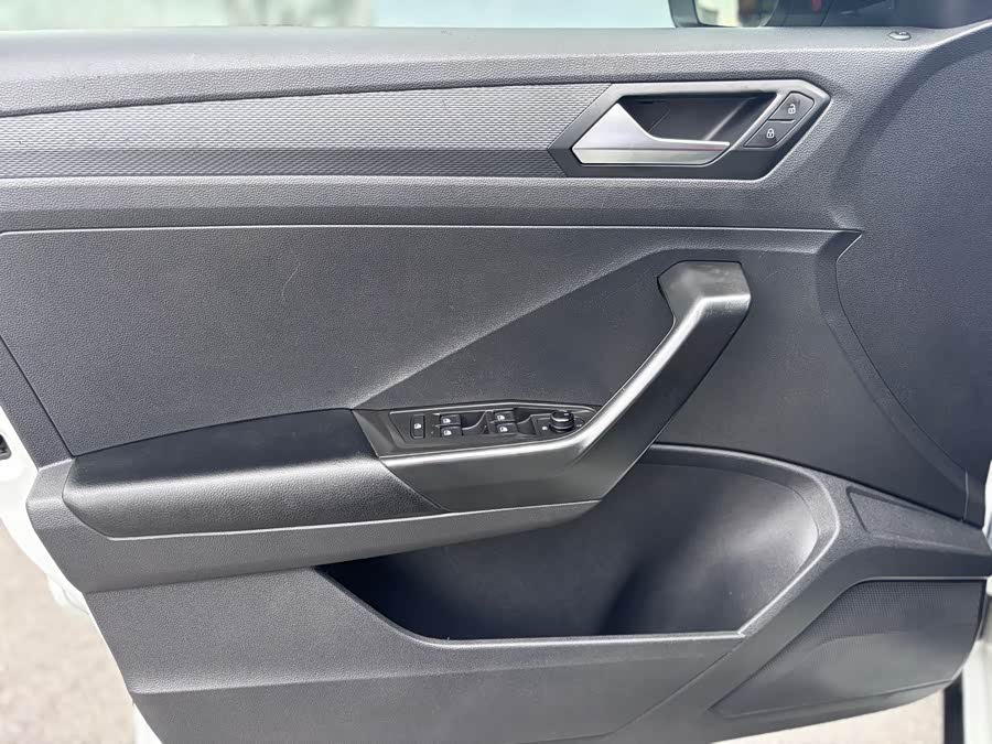 Volkswagen T-Roc 2019 car image #16