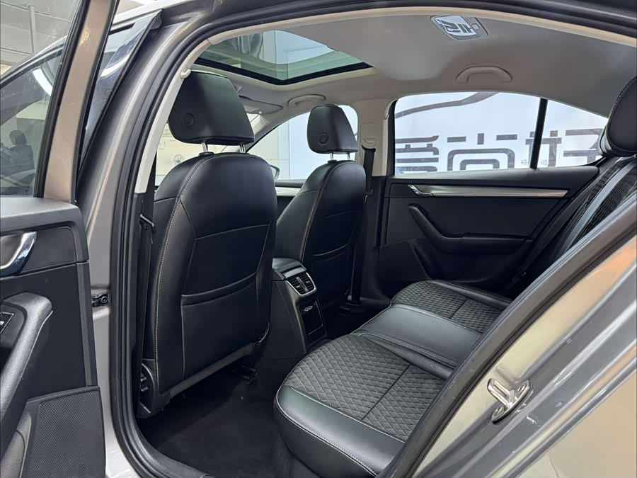 Skoda Octavia 2020 car image #16