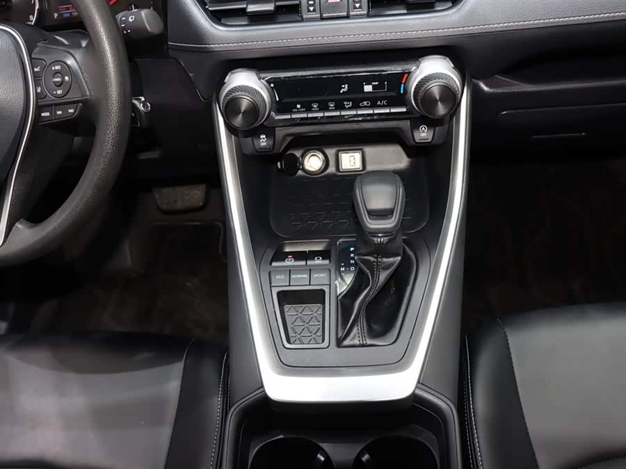 Toyota RAV4 2023 car image #16