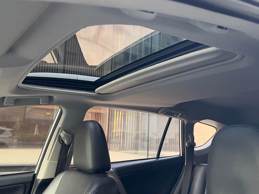 Toyota RAV4 2018 car image #16