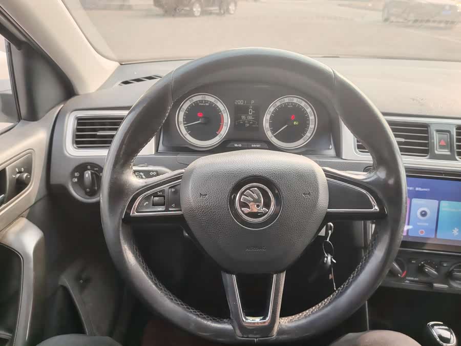 Skoda Rapid 2018 car image #16