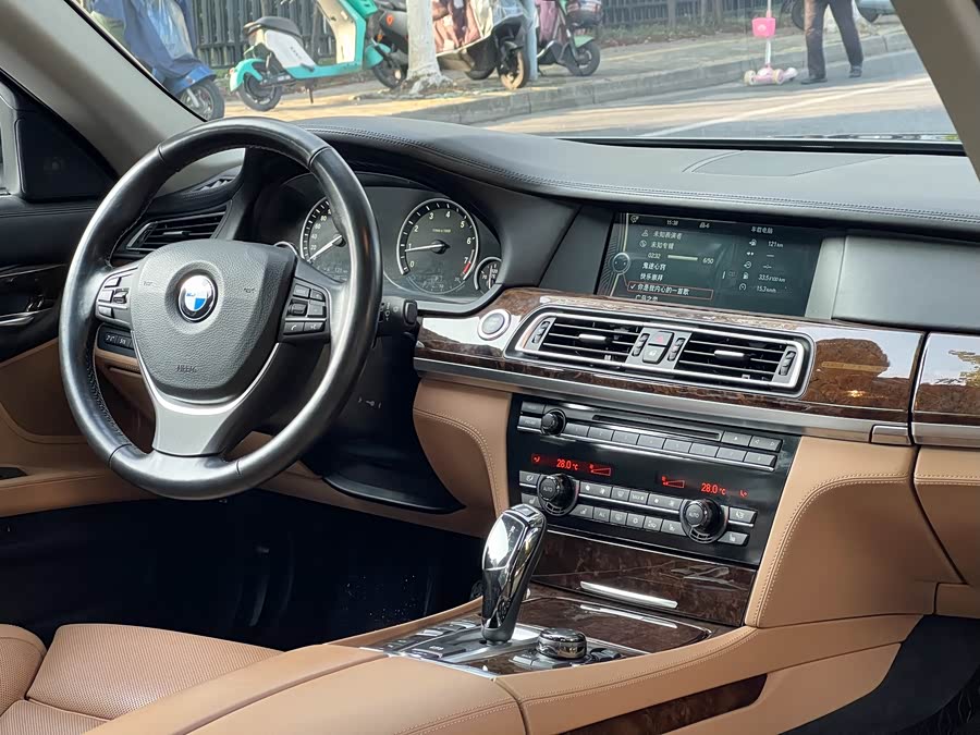 BMW 7 Series 2012 immagine di auto #16