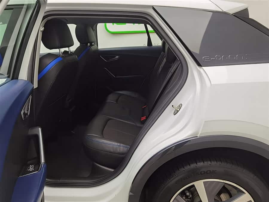 Audi Q2L e-tron 2021 immagine di auto #16