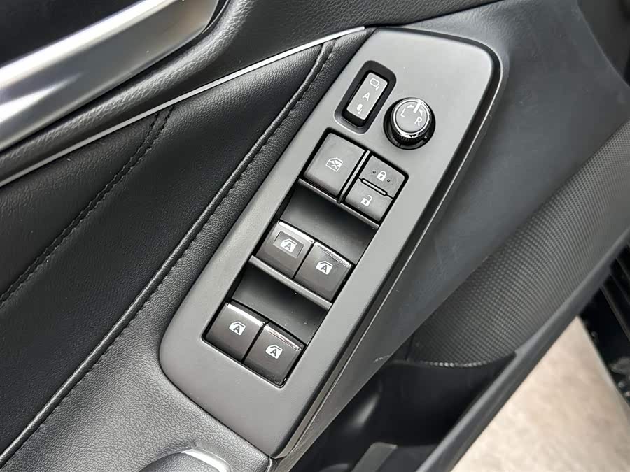 Toyota Avalon 2023 car image #16