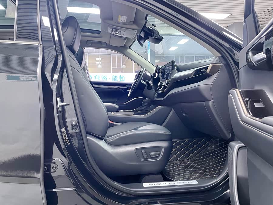 Toyota Highlander 2023 car image #16