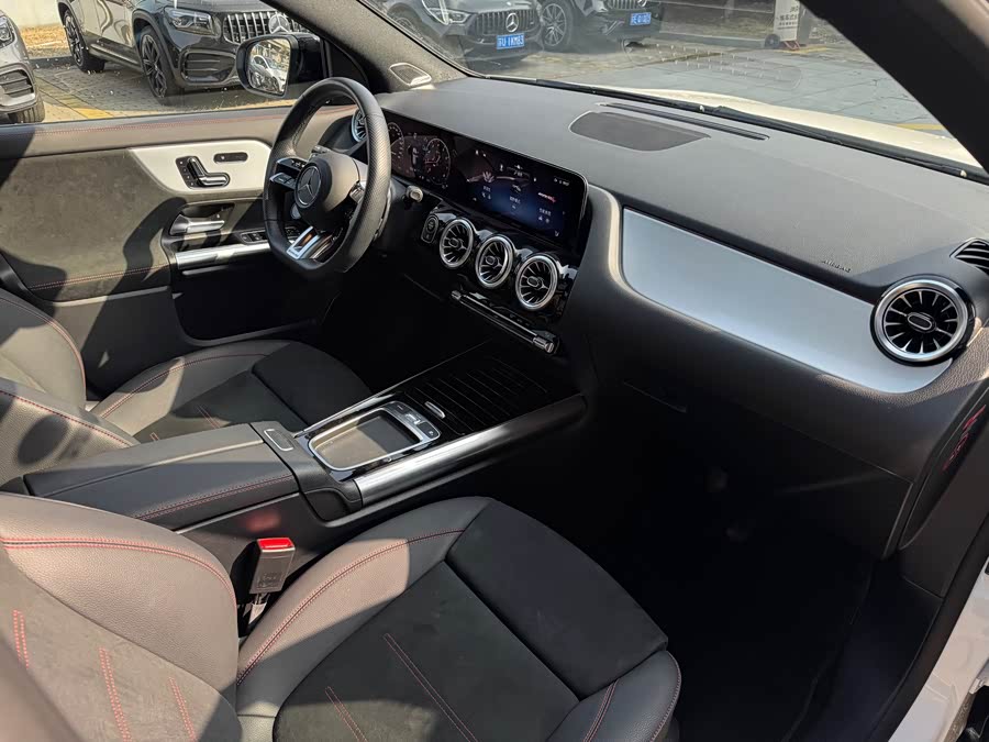 Mercedes-Benz GLA AMG 2025 immagine di auto #16