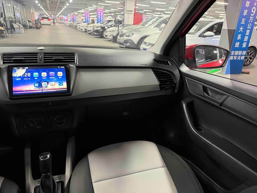 Skoda Fabia 2019 immagine di auto #16