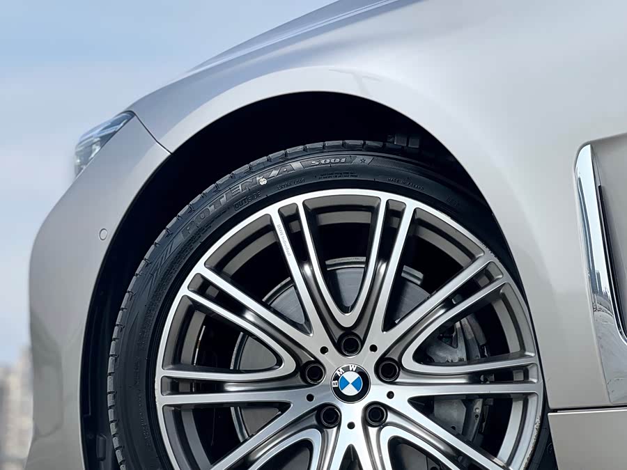 BMW 7 Series 2021 car image #16