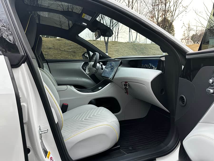 Avatr 11 2023 car image #16