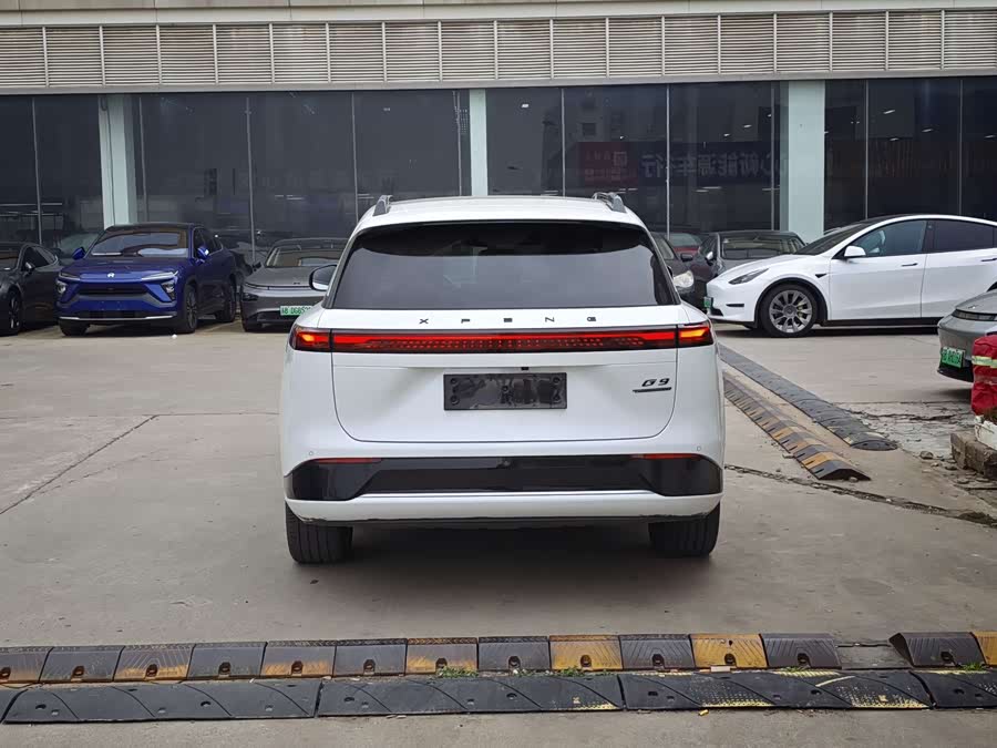 Xpeng G9 2023 صورة سيارة #16