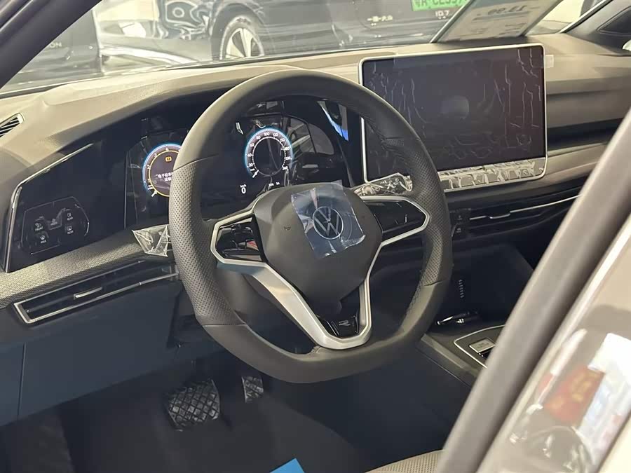 Volkswagen Golf 2025 car image #16