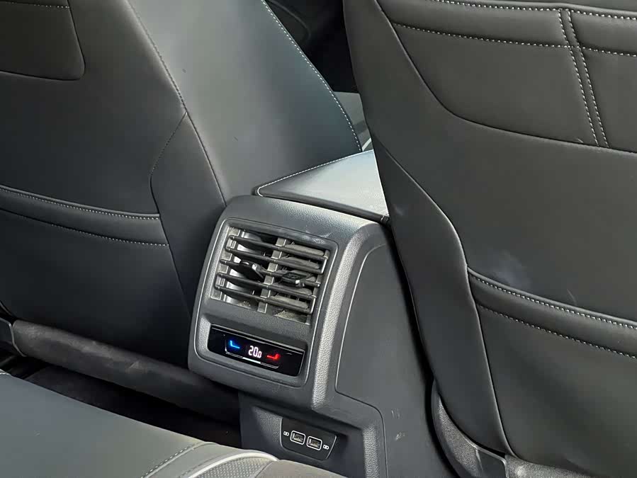 Volkswagen Golf 2023 car image #16