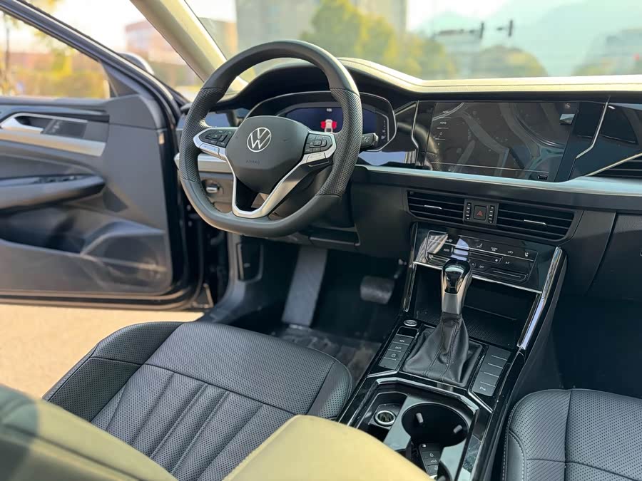 Volkswagen Passat 2025 صورة سيارة #16