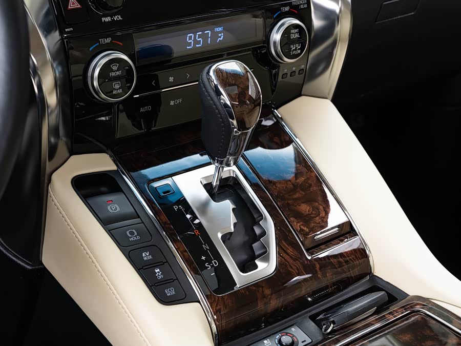 Toyota Alphard 2019 car image #16