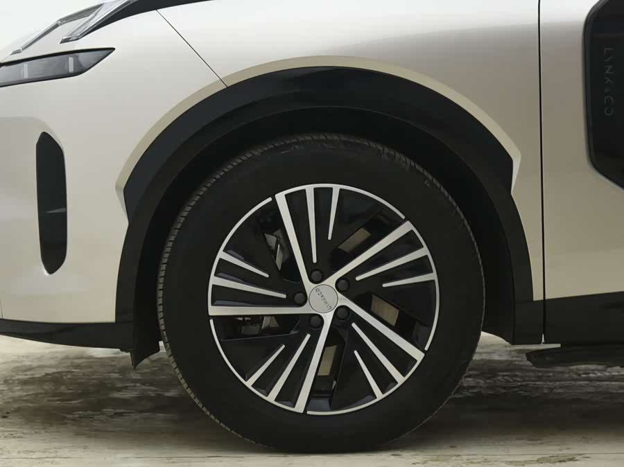 Lynk & Co 08 EM-P 2024 car image #16