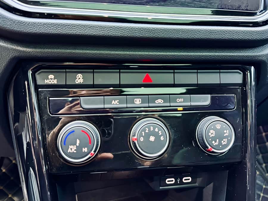 Volkswagen T-Roc 2021 car image #16