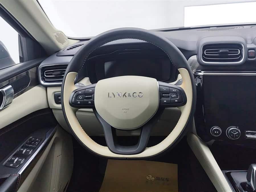 Lynk & Co 02 2019 car image #16