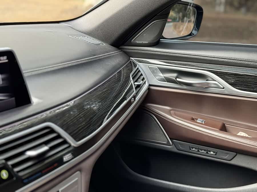 BMW 7 Series 2019 car image #16