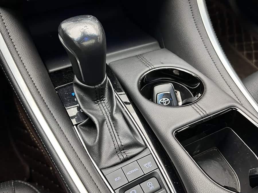 Toyota Avalon 2023 car image #16