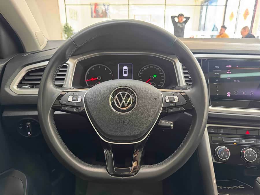 Volkswagen T-Roc 2021 car image #16