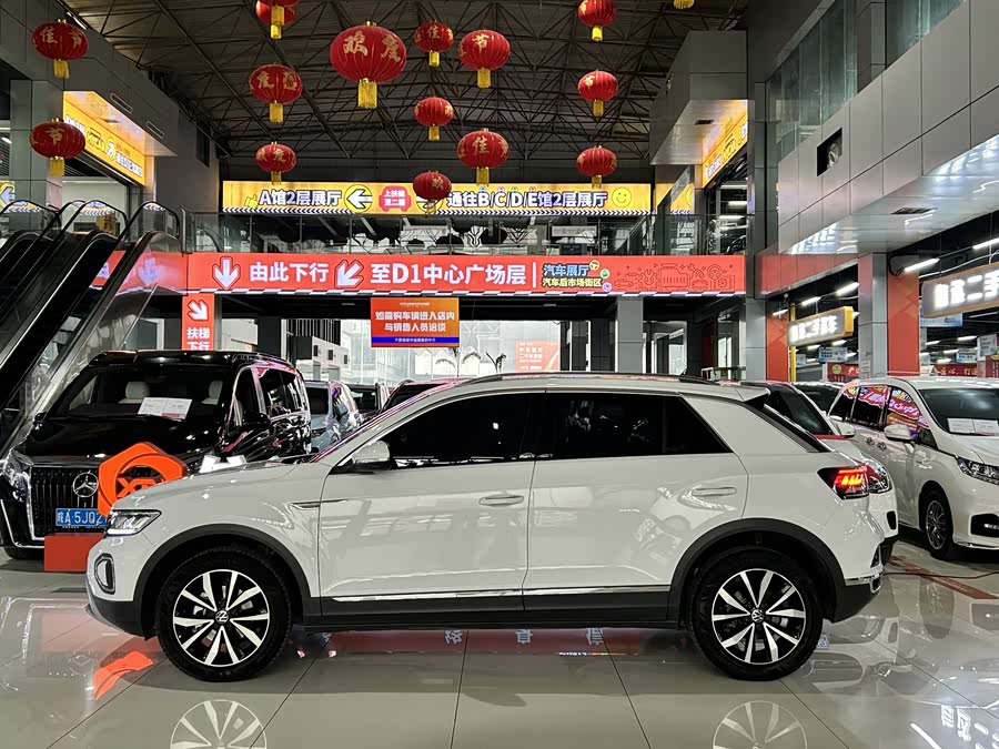 Volkswagen T-Roc 2025 car image #16