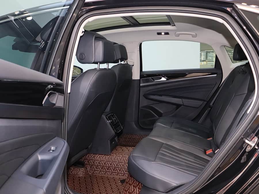 Volkswagen Passat 2025 car image #16