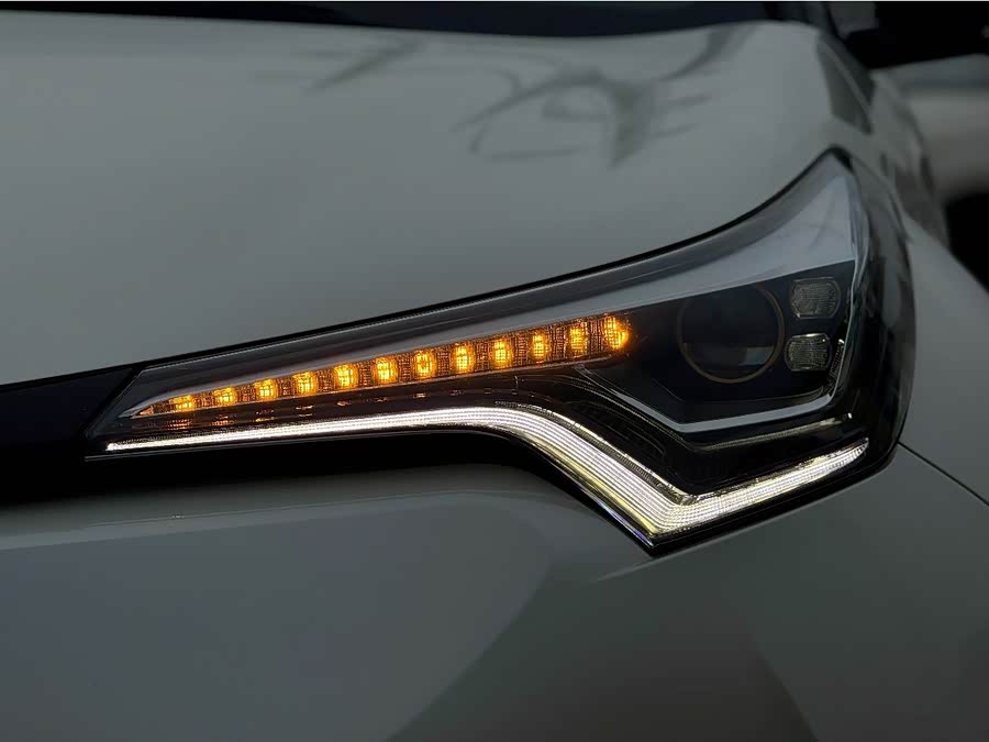 Toyota C-HR 2018 #16 Toyota C-HR 2018 car image #16
