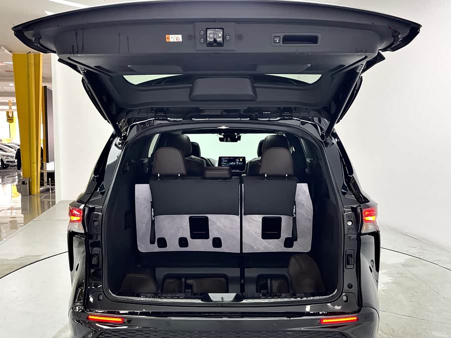 Toyota Granvia 2024 car image #16