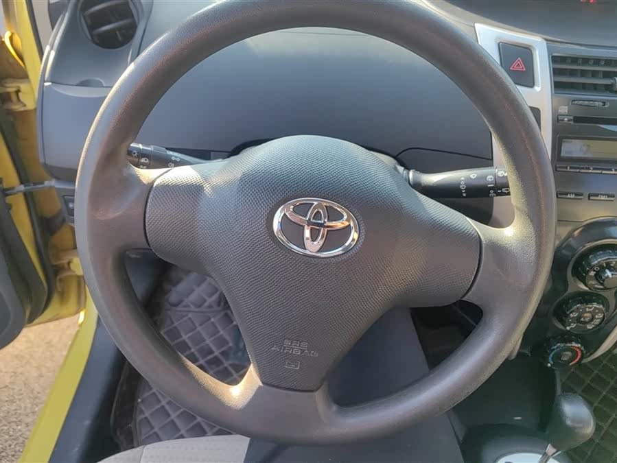 Yaris 2011 car image #16