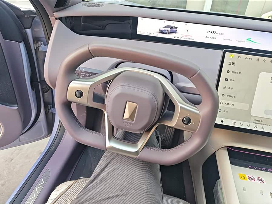 Avatr 06 2025 car image #16