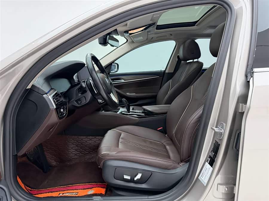 BMW 5 Series 2019 immagine di auto #16