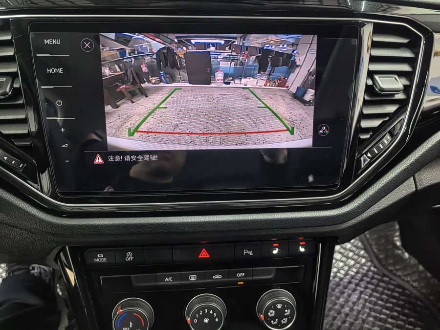 Volkswagen T-Roc 2022 car image #16