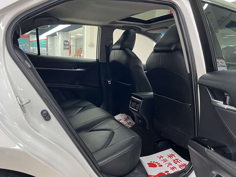 Toyota Camry 2023 car image #16