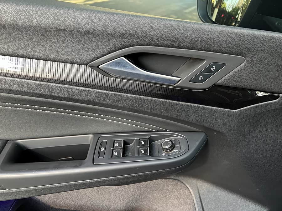 Volkswagen Golf 2023 car image #16