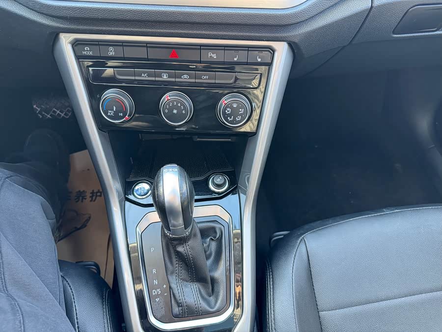 Volkswagen T-Roc 2023 car image #16