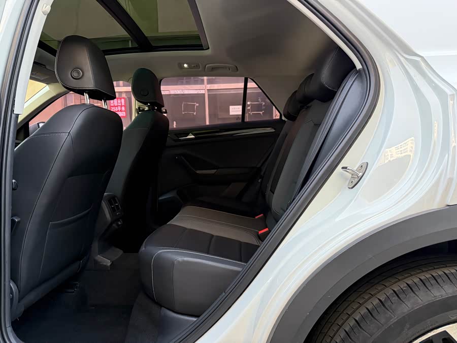 Volkswagen T-Roc 2024 car image #16