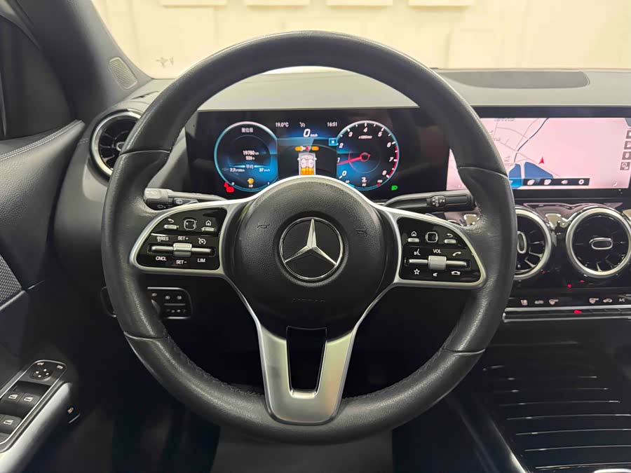 Mercedes-Benz GLA Class 2021 immagine di auto #16