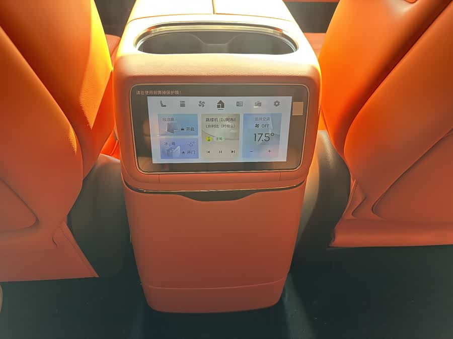 Lynk & Co 900 2025 car image #16